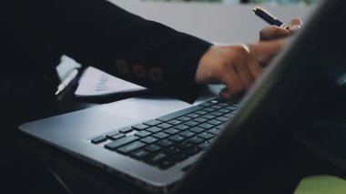 genç işadamı ofis masasında çalışıyor..