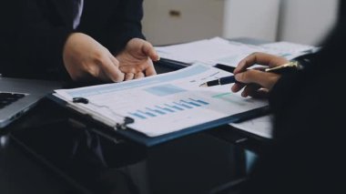 Ofisteki bilgisayarda çalışan iş kadını.