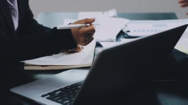 İş adamı ofiste çalışmak için dizüstü bilgisayar kullanıyor.