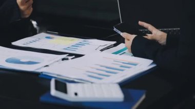 İşkadını ofiste çalışmak için dizüstü bilgisayar kullanıyor..