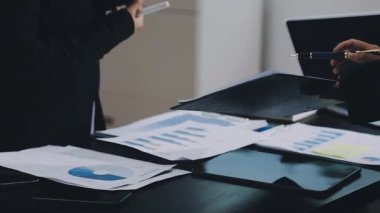 İş ekibi mali verileri tartışıyor ve ofiste verileri analiz ediyor..