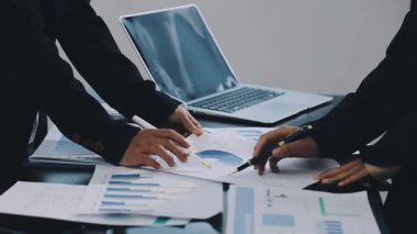 iş adamları iş planı ofiste tartışıyor.