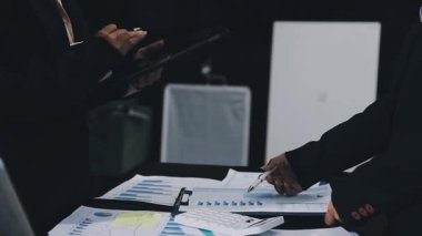 İş adamları bir toplantı odasında çalışma