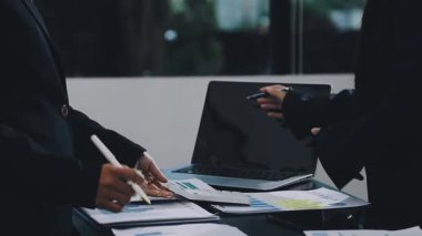 yakın plan - modern işyerinde çalışan işadamlarının görüşü