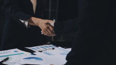 İş adamı ofiste el sıkışıyor.