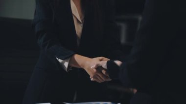 İş adamları modern ofiste çalışır.