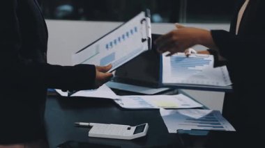 Modern ofiste dizüstü bilgisayarla çalışan iş adamı