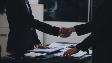 İş adamları ofiste el sıkışıyor, iş kavramı