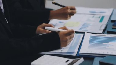 Belgelerle çalışan bir işadamı