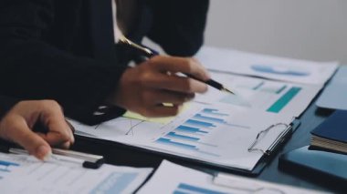 Belgelerle birlikte çalışan işadamı