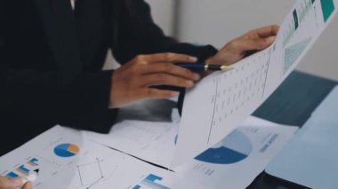 Takım elbiseli işadamı büroda belgelerle çalışıyor, iş adamları belgelerle çalışıyor.