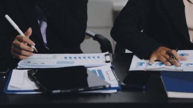 İş adamları toplantı odasında birlikte çalışıyorlar..