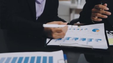 İş adamı hesap makinesindeki mali verileri analiz ediyor