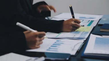 İş belgeleriyle uğraşan işadamlarına yakın plan