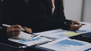 İş adamları beyin fırtınası yapıyor ve finansal strateji planlıyorlar..