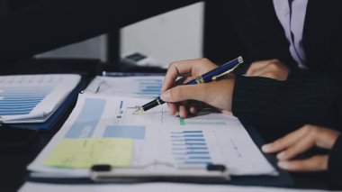 Ofisteki mali raporla çalışan işadamı.