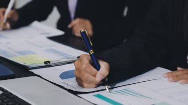 iş kadını işyerinde