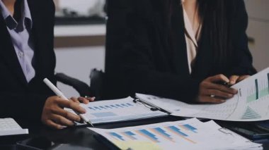 Yakın çekim. İş ekibi ofiste çalışıyor.