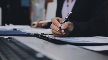 İş adamları birlikte çalışıyor.