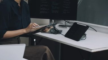 Ofisinde bilgisayarı olan kadın.