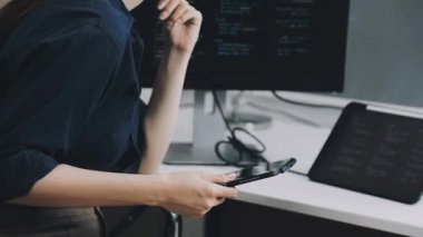 Ofiste tablet bilgisayar kullanan kadın