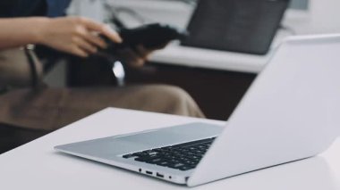 Yakın plan - dizüstü bilgisayarda çalışan bir adamın fotoğrafı