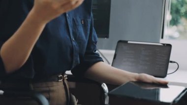 Genç adam tablet Office ile çalışma