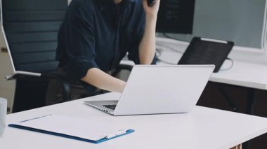 Ofiste laptop kullanan bir kadın