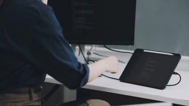 tablet pc evde olan kadın