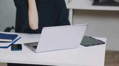 Kafede defteri olan siyah elbiseli genç bir kadın.