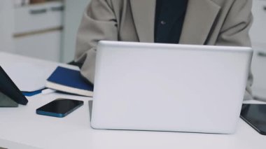 Genç iş adamı dizüstü bilgisayarla çalışıyor