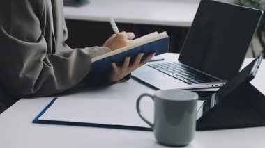 Dizüstü bilgisayarla çalışan iş kadını