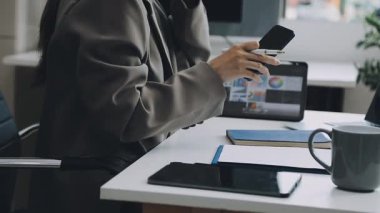 Ofiste çalışan iş adamı