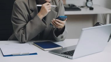 genç iş kadını ofiste dizüstü kullanarak