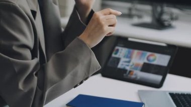 İş adamları masada, bilgisayarda çalışıyor.