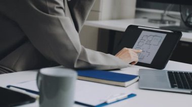 Dizüstü bilgisayarda çalışan iş adamı