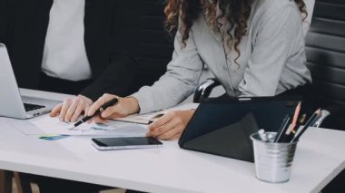 Kapat. Genç iş kadını ofiste çalışıyor.