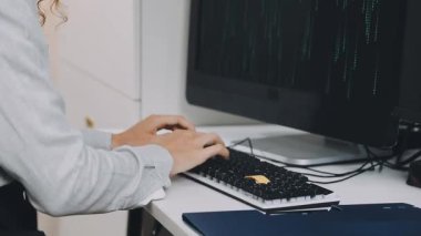 Bilgisayar kullanan genç bir hacker.