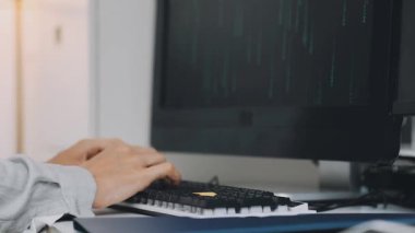 Ofisteki dizüstü bilgisayarlı klavyede daktilo yazan genç işadamını kapat.