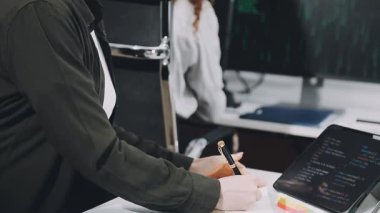 genç işadamı Office dijital tablet ile çalışma.