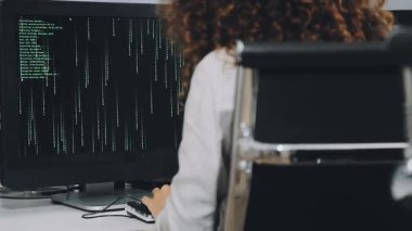 kadın yazılım mühendisi bilgisayarla çalışıyor