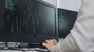 Modern ofiste verilerle çalışan iş adamı
