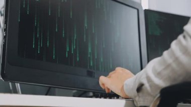 bilgisayarla çalışma iş adamı