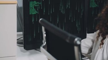 bilgisayar ile çalışan kadın