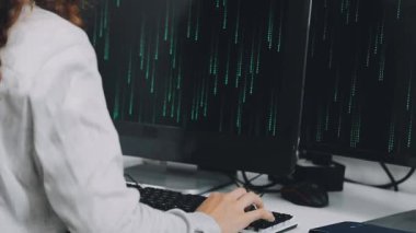 Ofiste bilgisayarla çalışan genç bir kadın.