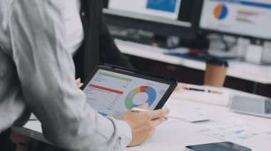 İş yerinde dizüstü bilgisayar kullanan genç bir iş adamı. Beyaz gömlekli iş adamı..