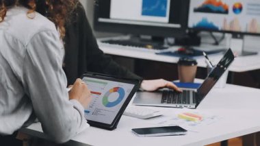 İş kadını dizüstü bilgisayardaki mali verileri analiz ediyor