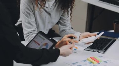 Modern bir ofiste proje üzerinde birlikte çalışan iş ekibi.