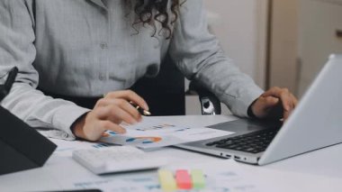 Modern ofisinde çalışan genç iş kadını.