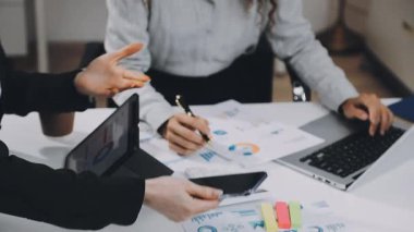 yeni bir proje tartışırken iş takım.